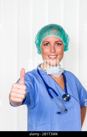 Eine Krankenschwanne oder Aerztin im OP-Betrieb. Symbolfoto für Arbeit im Krankenhaus. Stockfoto