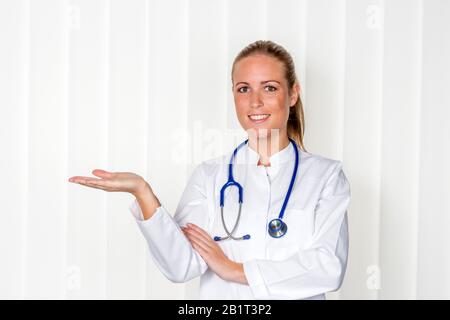 Eine Krankenschwanne oder Aerztin im OP-Betrieb. Symbolfoto für Arbeit im Krankenhaus. Stockfoto