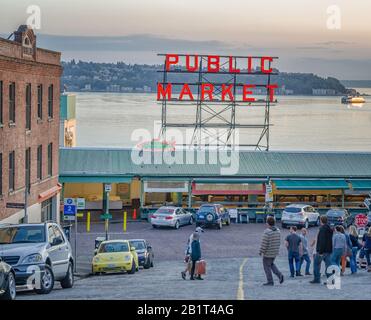 Seattle, WA, USA - 1. Juni 2014: Touristen besuchen den Pike Place Market in der Innenstadt von Seattle, WA, als morgendliche Pausen auf der Stadt. Stockfoto