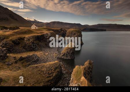 Blick vom Stadtgebiet von Arnarstapi auf der Halbinsel Snaefellsnes, Westisland. Stockfoto