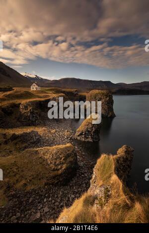 Blick vom Stadtgebiet von Arnarstapi auf der Halbinsel Snaefellsnes, Westisland. Stockfoto