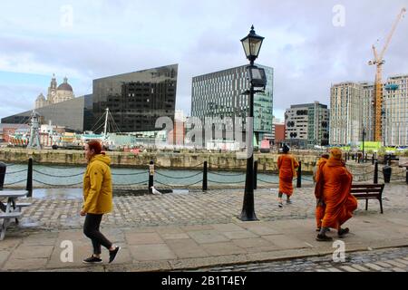 Buddhistische Mönch im Royal albert Dock liverpool england Großbritannien Stockfoto