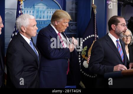 Washington, USA. Februar 2020. Alex Azar, Minister für Gesundheit und menschliche Dienste, zusammen mit Präsident Donald Trump, Vizepräsident Mike Pence und Mitgliedern der Task Force Coronavirus, spricht während einer Pressekonferenz im James S. Brady Press Briefing Room am 26. Februar 2020 in Washington, DC. (Foto von Oliver Contreras/SIPA USA) Credit: SIPA USA/Alamy Live News Stockfoto