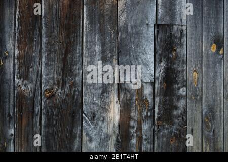 Eine Wand eines alten Holzgebäudes mit einer ungewöhnlichen Farbe von Bretter. Stockfoto