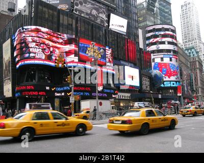 New York, New York, 5. November 2008 - Times Sqaure, die Ergebnisse der US-Präsidentschaftswahlen 2008, die auf den elektronischen Plakaten mit klassischem Yello gezeigt werden Stockfoto