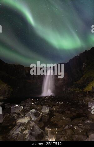 Nordlichter über dem Wasserfall Gufufoss, Ostisland. Stockfoto