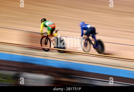 Die Litauer Simona Krupeckaite (links) und Italiens Miriam Vece treten in Heat 7 des Sprint 116-Finals Der Frauen an Tag zwei der Radweltmeisterschaften 2020 im Velodrom in Berlin an. Stockfoto