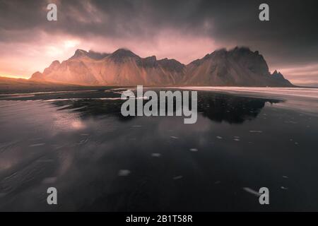 Blick auf den Vestrahorn-Berg vom Strand Stokksnes, Island. Stockfoto