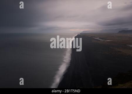Schwarzer Strand von Reynisfjara in Südisland. Stockfoto