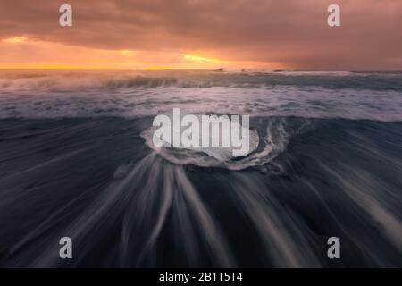 Diamanteisstrand neben dem Jokulsarlon-Lagunengletscher vom Vatnajökull-Gletscher in Südisland. Stockfoto