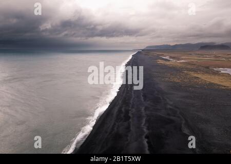 Schwarzer Strand von Reynisfjara in Südisland. Stockfoto