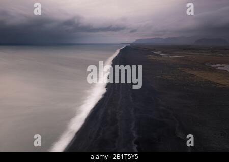 Schwarzer Strand von Reynisfjara in Südisland. Stockfoto