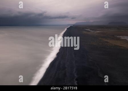 Schwarzer Strand von Reynisfjara in Südisland. Stockfoto