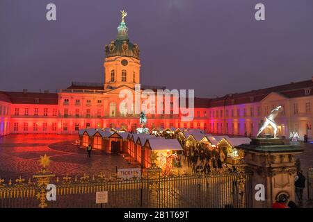 Weihnachtsmarkt am Schloss Charlottenburg, Berlin, Deutschland Stockfoto