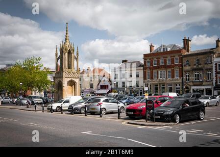 Ein allgemeiner Blick auf das Stadtzentrum von Devizes, der den Marktplatz anzeigt, der an nicht marktüblichen Tagen als Parkplatz genutzt wird Stockfoto