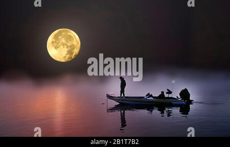 Ein Bassfischer in einem Bassboot machte sich am morgendlichen Sommermorgen von der Anlegestelle aus am frühen Morgen unter einem Vollmond auf einen Bergsee in Central Oreg Stockfoto