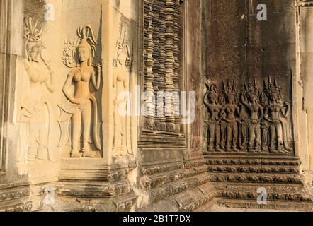 Apsaras oder tanzende Mädchen auf einer BAS-Reliefplatte im Angkor Wat Tempelkomplex, Siem Reap, Kambodscha, Asien Stockfoto