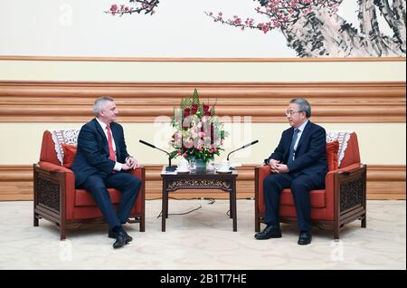 Peking, China. Februar 2020. Der chinesische Vizepremier Hu Chunhua trifft sich mit Vratislav Mynar, dem Sondergesandten des tschechischen Präsidenten Milos Zeman und Leiter des Präsidialamts der Tschechischen Republik, in Peking, der Hauptstadt Chinas, am 27. Februar 2020. Credit: Zhang Ling/Xinhua/Alamy Live News Stockfoto