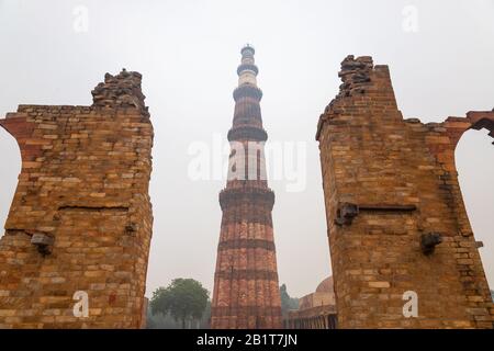 Der Qutb Minar ist ein Minarett, das Teil des Qutb-Komplexes ist, einer Welterbestätte in der Gegend von Mehrauli in Delhi, Indien. Stockfoto