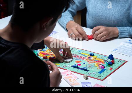 Teenager spielen zusammen Monopoly Boardspiel Stockfoto