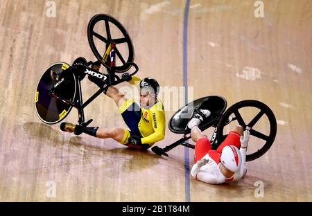 Der polnische Krzysztof Maksel (links) und Thailands Jai Angsuthasawit stürzen in Heat 2 des Keirin-Viertelfinales Der Männer am zweiten Tag der Rennfahrer-Weltmeisterschaften 2020 im Velodrom in Berlin ab. Stockfoto