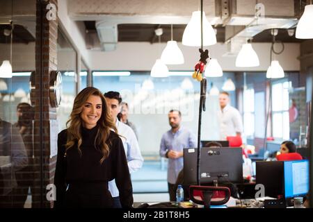 Amman, Jordanien. Februar 2020. Queen Rania aus Jordanien im King Hussein Business Park in Amman, am 26. Februar 2020, um die technische Gesellschaft Tamatem und Altibbi Health zu besuchen: Royal Hashemite Court/Albert Nieboer/ Netherlands OUT/Point de Vue OUT/dpa/Alamy Live News Stockfoto