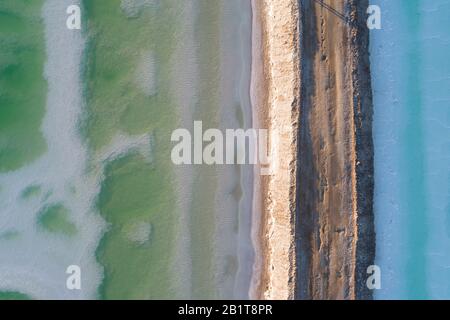 Luftbild einer Schotterstraße und eines Salzseees Stockfoto