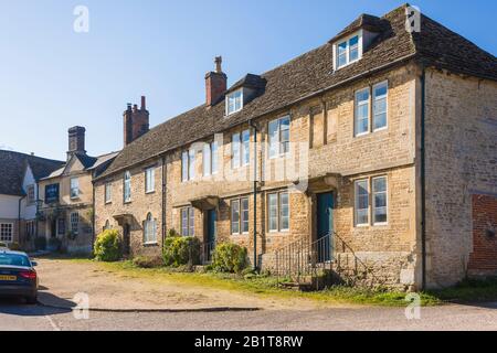 Eine Reihe von in Stein gebauten Terrassenhütten im berühmten Wiltshire Dorf Lacock, die viel als Außenstelle in der Filmherstellung in Großbritannien genutzt werden. Beachten Sie die 'bl Stockfoto