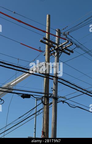 Eine Bildfolge eines Holz-Elektroversorgungsmastes, der im Laufe mehrerer Tage ersetzt wird. Stockfoto