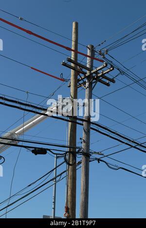 Eine Bildfolge eines Holz-Elektroversorgungsmastes, der im Laufe mehrerer Tage ersetzt wird. Stockfoto