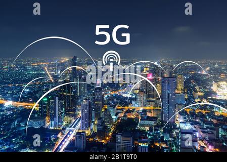 Stadtbild von Bangkok mit zusätzlichen generischen 5G-Signalen und Zugangspunkten innerhalb der Stadt. Stockfoto