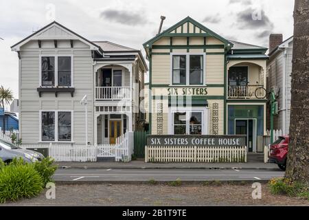 Napier, NEUSEELAND - 11. November 2019: Stadtbild mit zwei traditionellen viktorianischen Gebäuden bei Marine Parade der touristischen Stadt, im hellen Frühling l gedreht Stockfoto