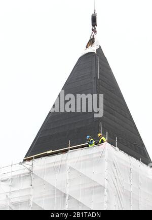 Älvestad, Schweden 20101019 So war es endlich da, der neue Kirchturm in Älvestad. Aber der Wind war im Begriff, es zu schaffen. Im März vor knapp drei Jahren wurde die Kirche verbrannt und zu Boden gebrannt. Der Bau erfolgte Ende letzten Jahres und gestern wurde der neue Kirchturm aufgehoben. Acht Meter hoch und so breit. Foto Jeppe Gustafsson Stockfoto