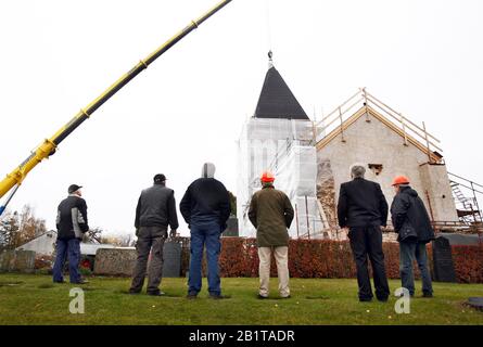 Älvestad, Schweden 20101019 So war es endlich da, der neue Kirchturm in Älvestad. Aber der Wind war im Begriff, es zu schaffen. Im März vor knapp drei Jahren wurde die Kirche verbrannt und zu Boden gebrannt. Der Bau erfolgte Ende letzten Jahres und gestern wurde der neue Kirchturm aufgehoben. Acht Meter hoch und so breit. Foto Jeppe Gustafsson Stockfoto