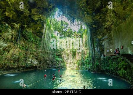Menschen schwimmen ni Ik Kil Cenote Yucatan Mexiko Nordamerika Stockfoto