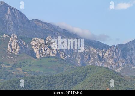 Potes, Kantabrien/Spanien; 3. August 2015. Die ersten Gipfel von Picos de Europa in Pobes. Stockfoto