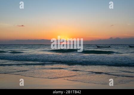 Fantastischer Blick auf den Sonnenaufgang am Tulum Strand in Mexiko Nordamerika Stockfoto