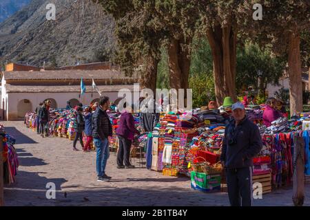 Wochenend-Markt in Purmamarca, Quebrada de Humahuaca, UNESCO-Weltkulturerbe, Provinz Jujuy, NW Argentinien, Lateinamerika Stockfoto