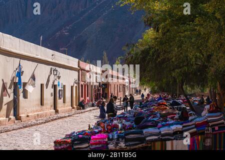 Wochenend-Markt in Purmamarca, Quebrada de Humahuaca, UNESCO-Weltkulturerbe, Provinz Jujuy, NW Argentinien, Lateinamerika Stockfoto