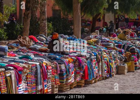 Wochenend-Markt in Purmamarca, Quebrada de Humahuaca, UNESCO-Weltkulturerbe, Provinz Jujuy, NW Argentinien, Lateinamerika Stockfoto