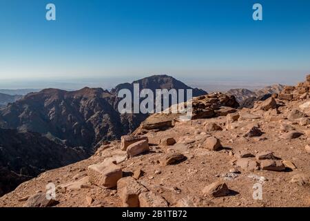 Herrliche Aussicht auf die Landschaft in der Nähe von Ad-Deir in der antiken Stadt Petra, Jordanien. Ad-Deir oder Das Kloster. Petra Komplex und Touristenattraktion, Haschemite Königreich Jordanien Stockfoto