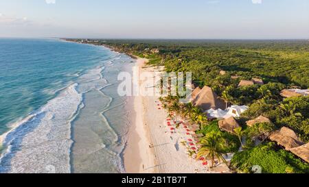 Schöner Blick auf den Strand von Tulum bei Sonnenaufgang in Mexiko Nordamerika Stockfoto