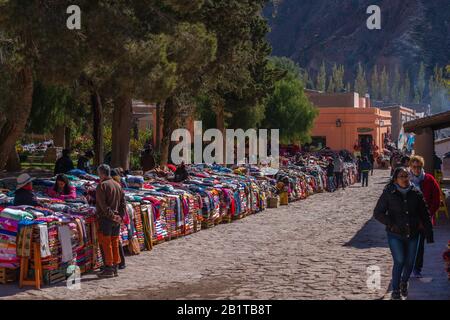 Wochenend-Markt in Purmamarca, Quebrada de Humahuaca, UNESCO-Weltkulturerbe, Provinz Jujuy, NW Argentinien, Lateinamerika Stockfoto