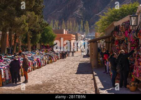 Wochenend-Markt in Purmamarca, Quebrada de Humahuaca, UNESCO-Weltkulturerbe, Provinz Jujuy, NW Argentinien, Lateinamerika Stockfoto