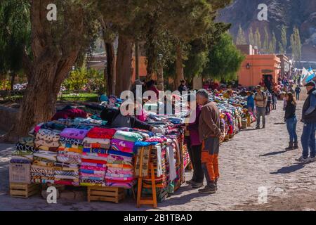 Wochenend-Markt in Purmamarca, Quebrada de Humahuaca, UNESCO-Weltkulturerbe, Provinz Jujuy, NW Argentinien, Lateinamerika Stockfoto