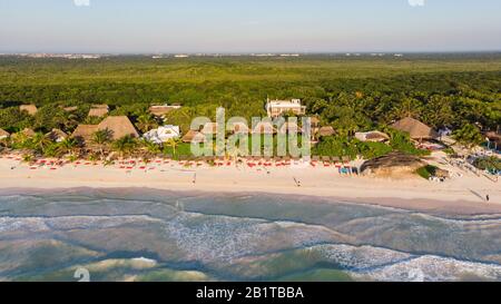 Schöner Blick auf den Strand von Tulum bei Sonnenaufgang in Mexiko Nordamerika Stockfoto