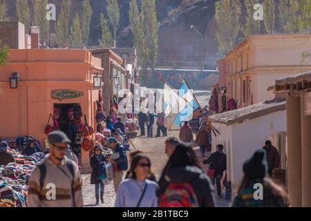 Wochenend-Markt in Purmamarca, Quebrada de Humahuaca, UNESCO-Weltkulturerbe, Provinz Jujuy, NW Argentinien, Lateinamerika Stockfoto