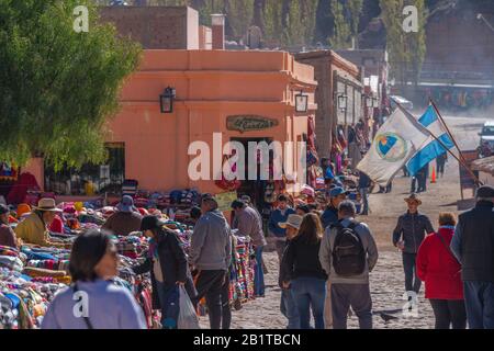 Wochenend-Markt in Purmamarca, Quebrada de Humahuaca, UNESCO-Weltkulturerbe, Provinz Jujuy, NW Argentinien, Lateinamerika Stockfoto