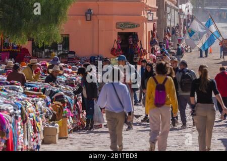 Wochenend-Markt in Purmamarca, Quebrada de Humahuaca, UNESCO-Weltkulturerbe, Provinz Jujuy, NW Argentinien, Lateinamerika Stockfoto