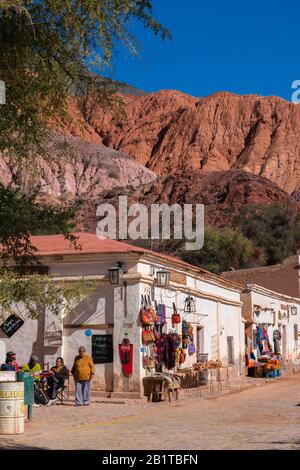 Wochenend-Markt in Purmamarca, Quebrada de Humahuaca, UNESCO-Weltkulturerbe, Provinz Jujuy, NW Argentinien, Lateinamerika Stockfoto